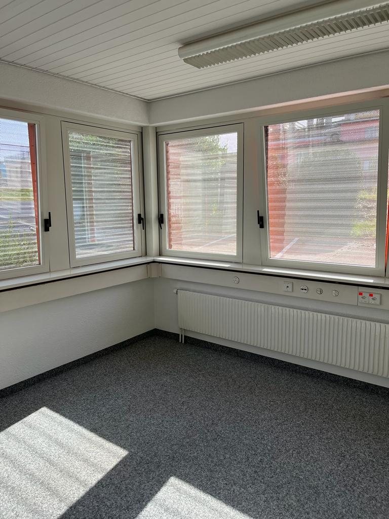Derselbe Büroraum mit weiss gespritzten Fensterrahmen